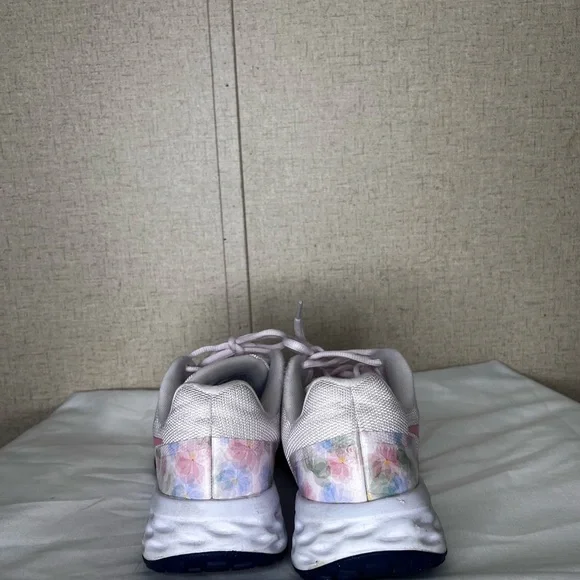 Nike Women's Light Pink Athletic Shoes - Picture 8 of 10